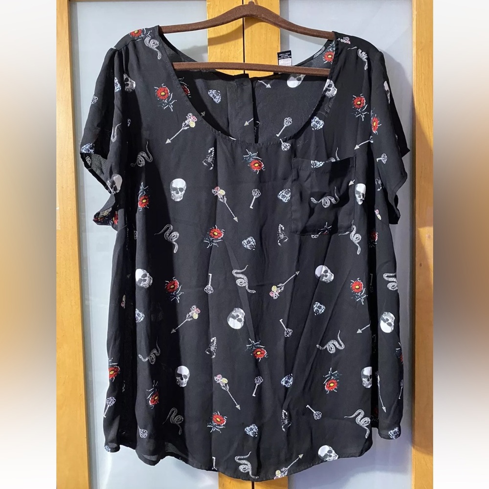 Torrid Sz 2 Black Skull Key Heart Blouse, Button Down Back EUC